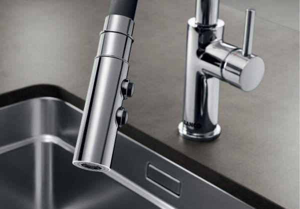 SW24 - Catris S Flexo mattschwarz (525793) eingebaut in Musterküche. Detail Brause.